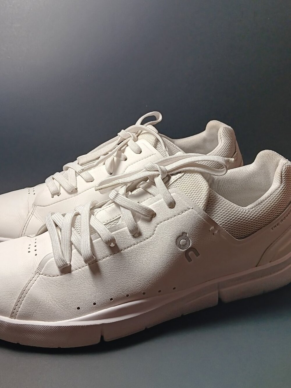 On running the Roger advantage mens size 11.5 white cloudstec lifestyle sneakers